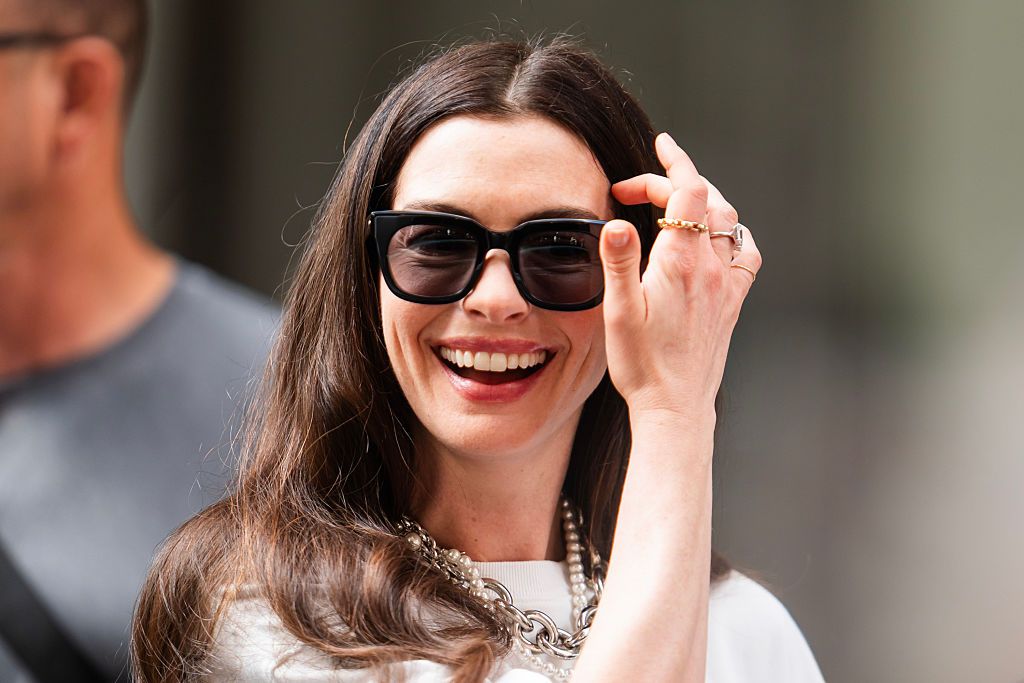 Sulla tuta intera bianca di Anne Hathaway da desiderare per questa (e ogni) estate
