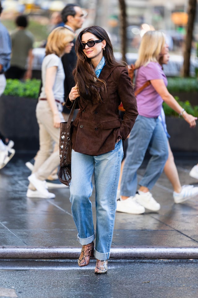 Nowy Jork, Nowy Jork, 25 lipca: Anne Hathaway kręcąca film „Diabeł ubiera się u Prady 2” w nowojorskim Midtown, 25 lipca 2025 roku. (zdjęcie: thestewartofny/gc images)