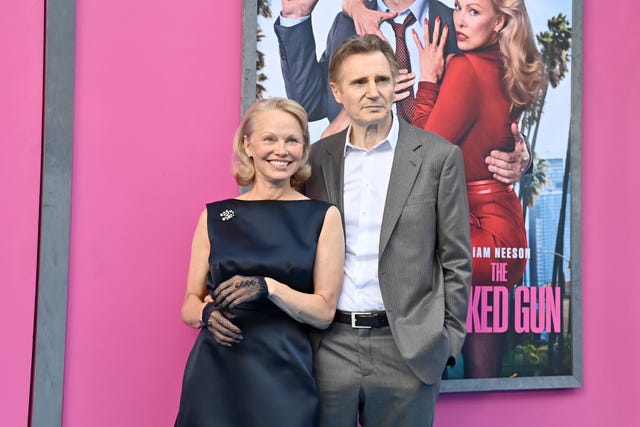 Pamela Anderson y Liam Neeson triunfan con 'Agárralo como puedas'