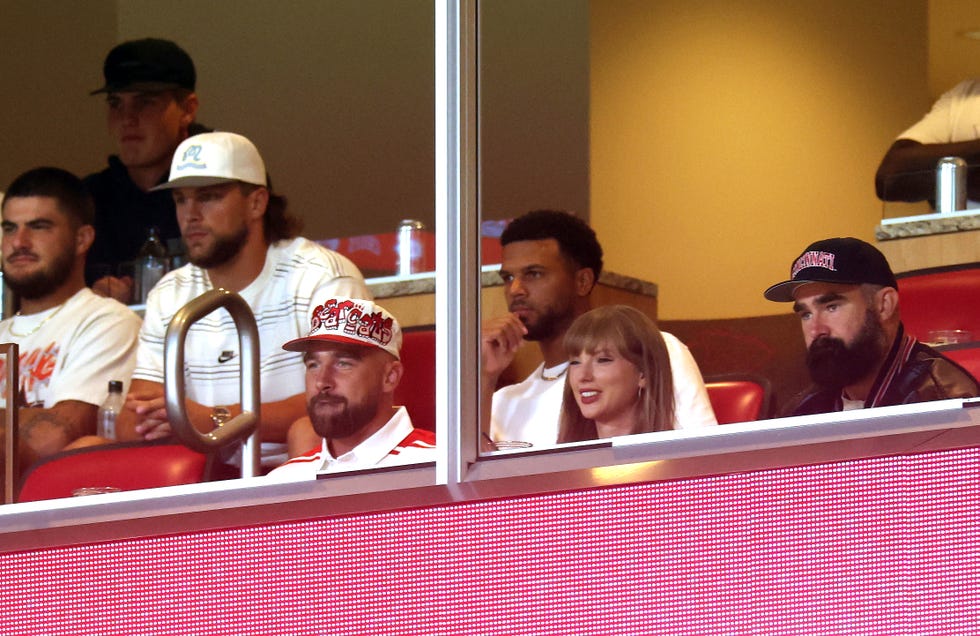 kansas city, missouri august 28: travis kelce #87 of the kansas city chiefs, taylor swift and jason kelce watch during the first half of the game between the cincinnati bearcats and the nebraska cornhuskers at arrowhead stadium on august 28, 2025 in kansas city, missouri. (photo by jamie squire/getty images)