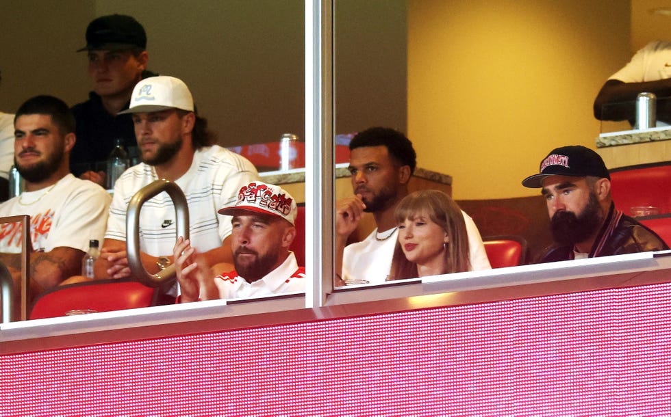 kansas city, missouri august 28: travis kelce #87 of the kansas city chiefs, taylor swift and jason kelce watch during the first half of the game between the cincinnati bearcats and the nebraska cornhuskers at arrowhead stadium on august 28, 2025 in kansas city, missouri. (photo by jamie squire/getty images)