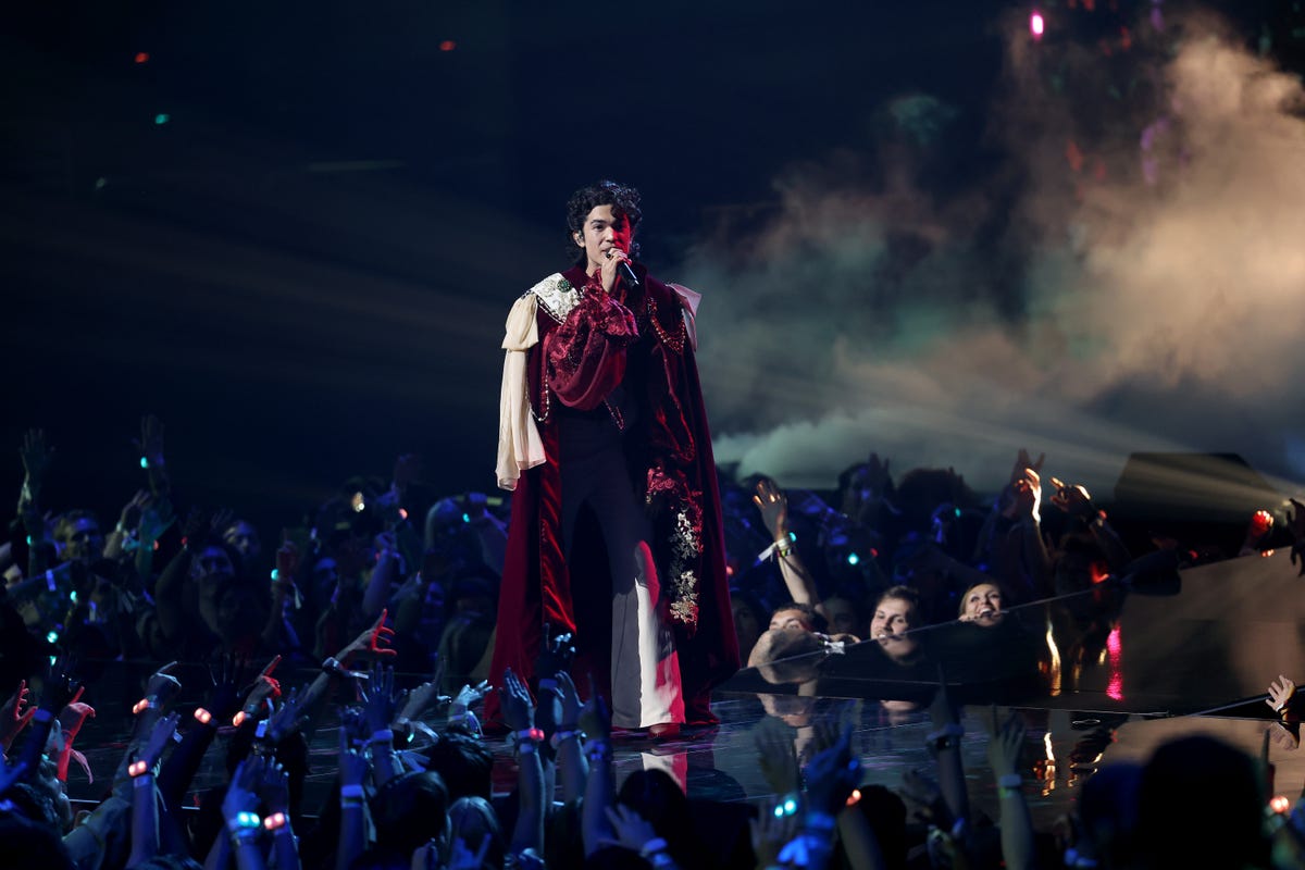 Time to Relive Conan Gray’s Stunning Rendition of “Vodka Cranberry” at the 2025 VMAs