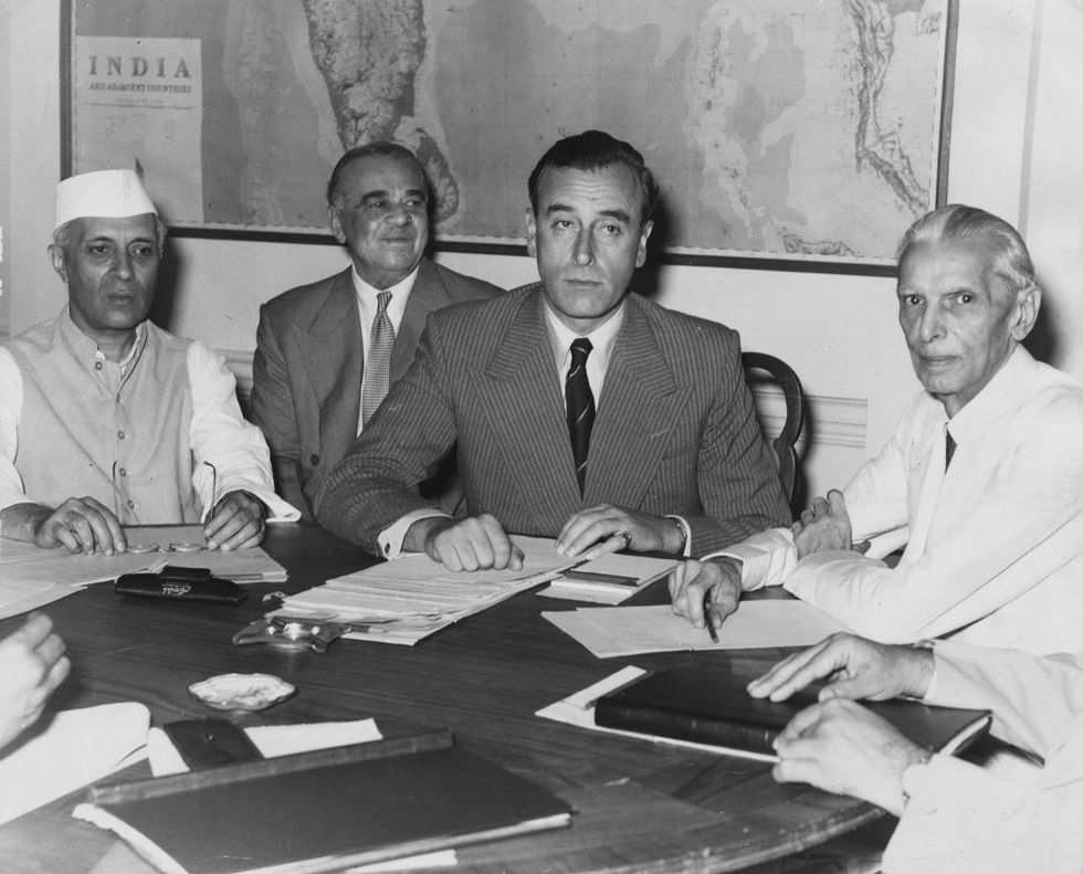 Lord Louis Mountbatten derde van links presenteerde het Britse verdelingsplan voor India op een conferentie in New Delhi op 3 juni 1947 Ook afgebeeld van links naar rechts de Indiase nationalistische leider Jawaharlal Nehru Lord Hastings Ismay een adviseur van Mountbatten en de voorzitter van de Moslimliga Muhammad Ali Jinnah