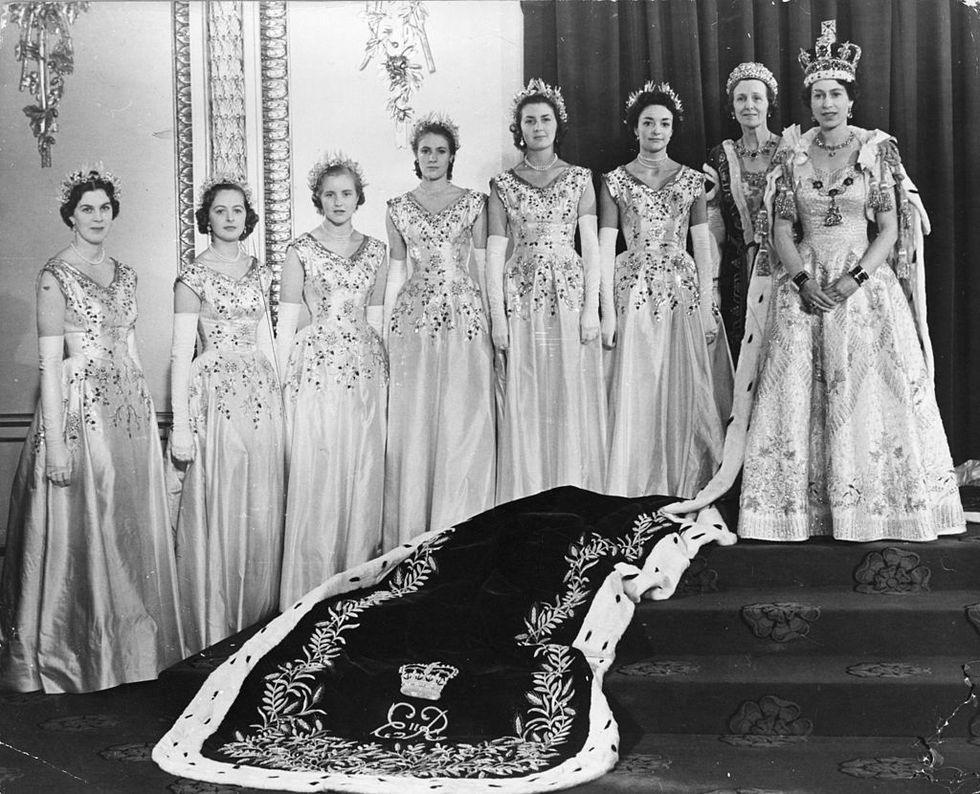 queen elizabeth tijdens haar kroning in 1953