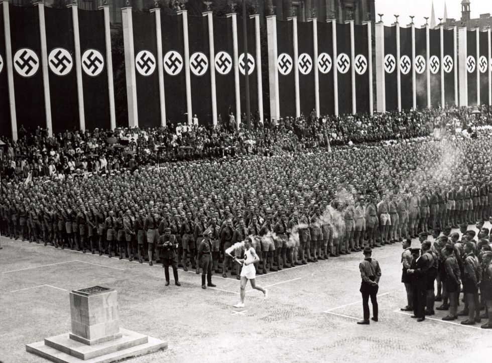 Dat de Olympische Zomerspelen in 1936 in Berlijn werden gehouden betekende voor de nazis een enorme propagandastunt Tijdens de openingsceremonie werd de Olympische vlam langs rijen knapen van de Hitlerjugend gedragen