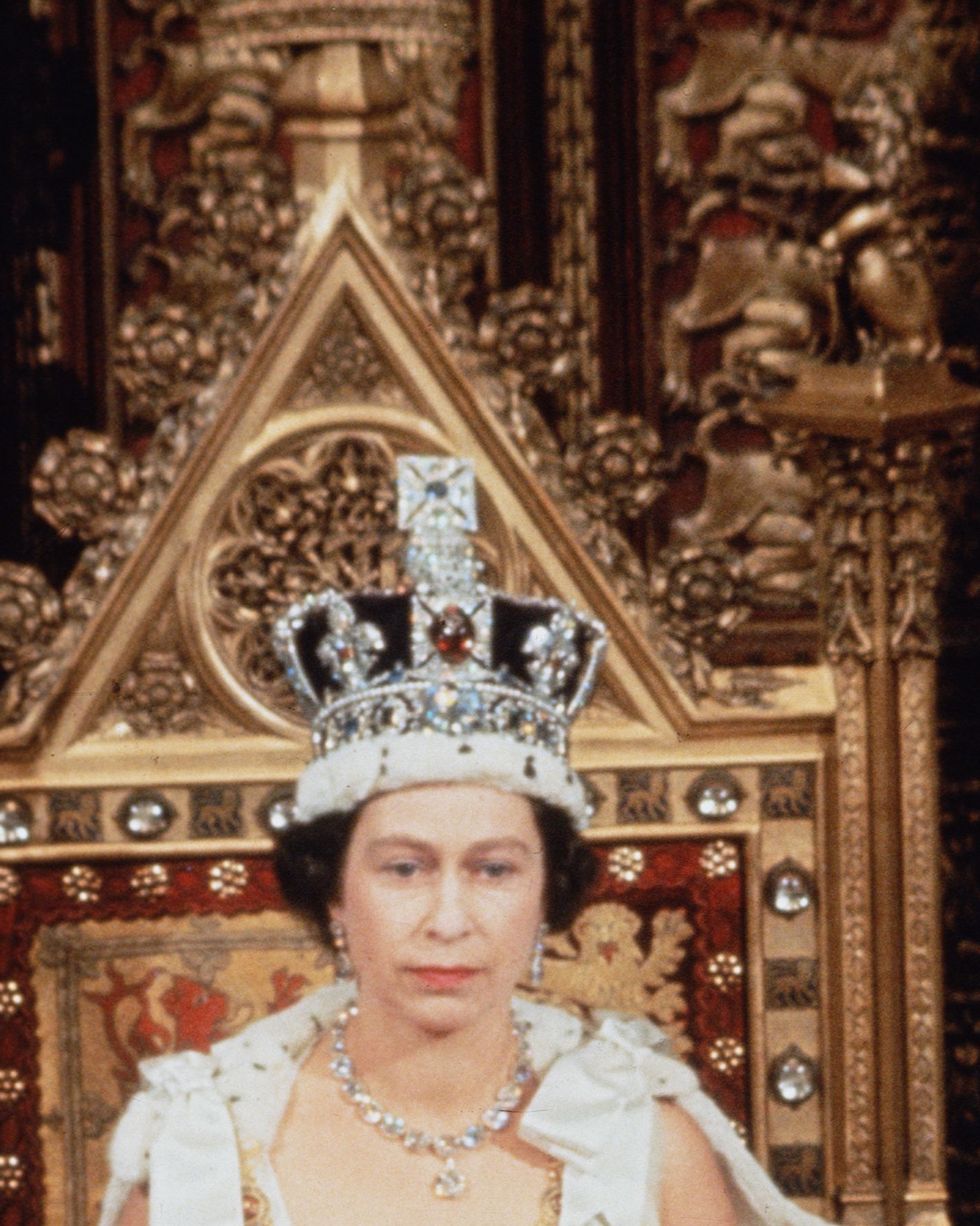 Корона короновать. Корона Елизаветы 2. Корона Елизаветы 2 на коронации. Коронация королевы Елизаветы II.