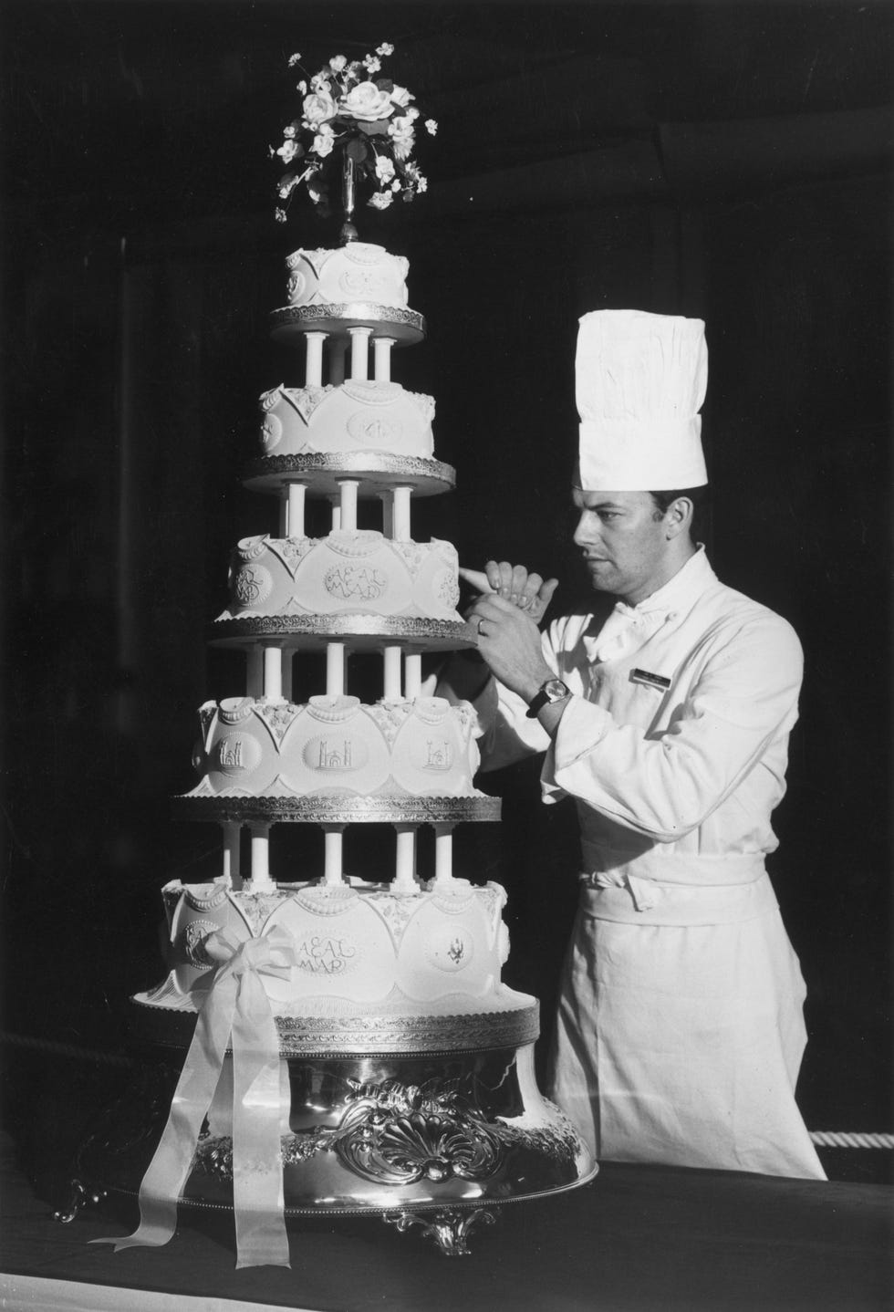 White, Cake decorating, Photograph, Cake, Sugar paste, Wedding cake, Icing, Dessert, Black-and-white, Food, 