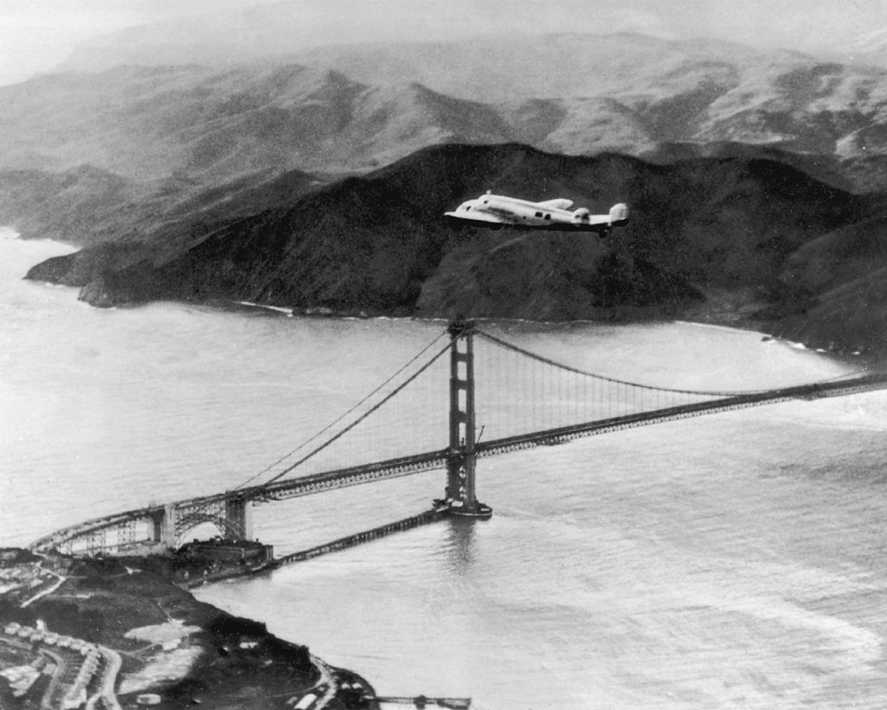 Earhart stuurt haar Lockheed Electra 10E over de Golden Gate Bridge tijdens haar eerste poging om rond de wereld te vliegen Die mislukte na een crash