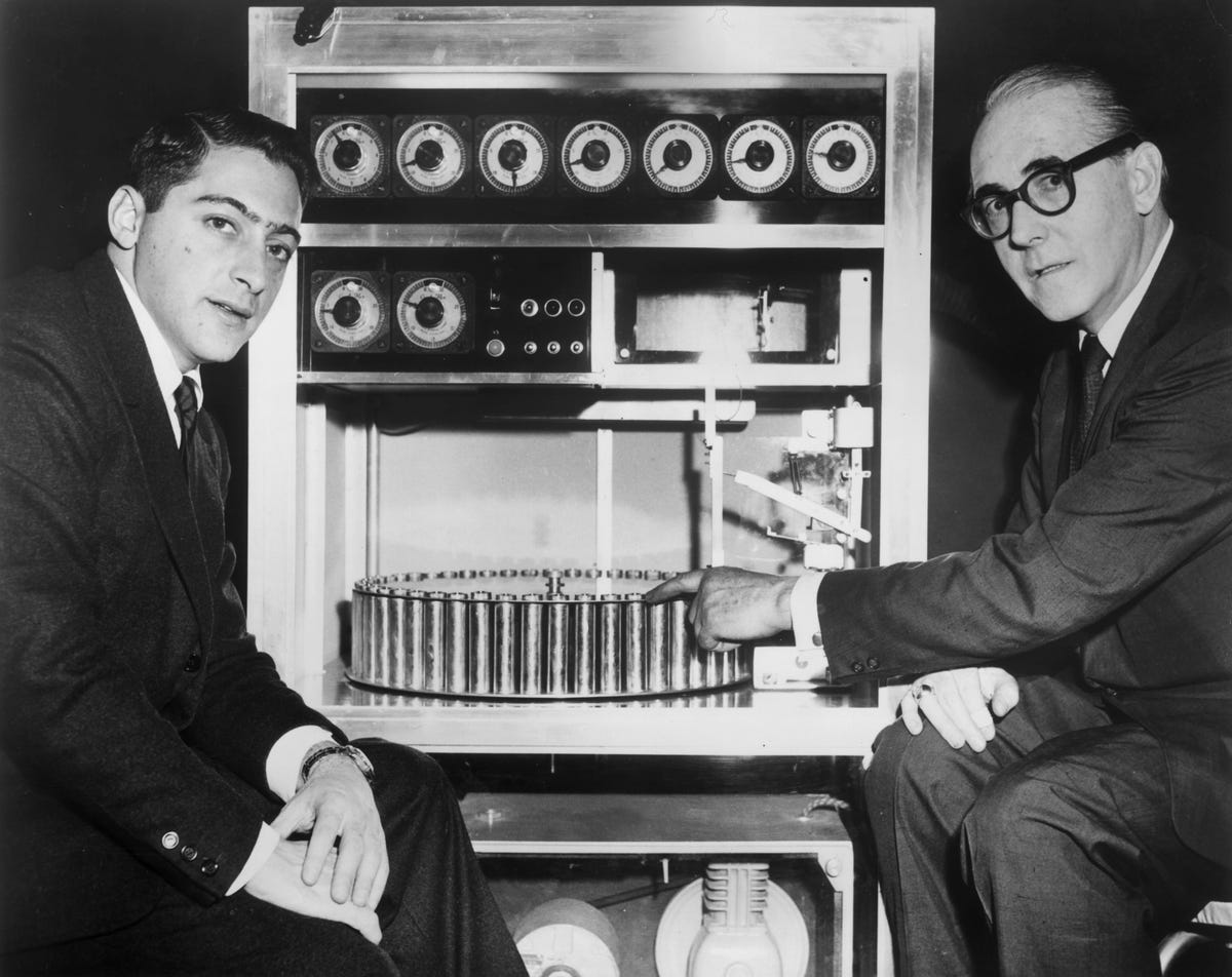 The invention of video games. Мортон Хейлиг фото. Smell-o-Vision. Гаджеты из кинофильмов. Top 10 Inventions.