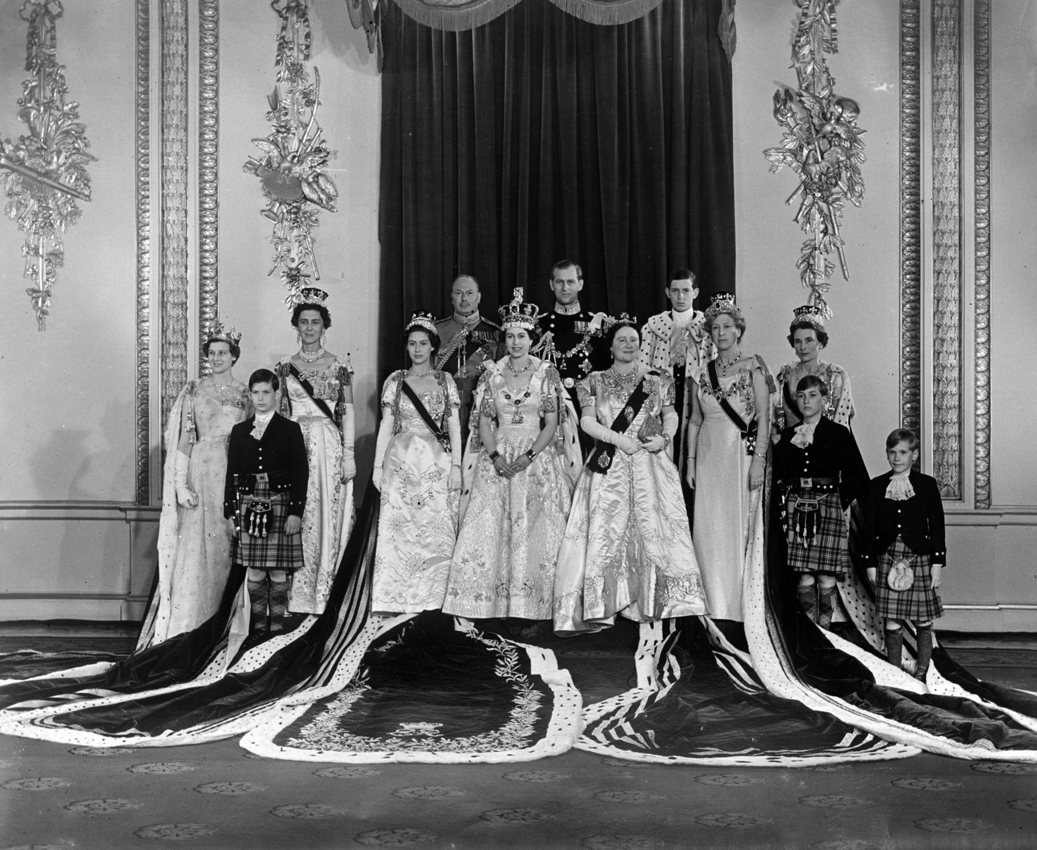 1953年に行われたエリザベス女王の戴冠式を写真で振り返る｜ハーパーズ