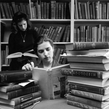 estudiantes con libros, años 60