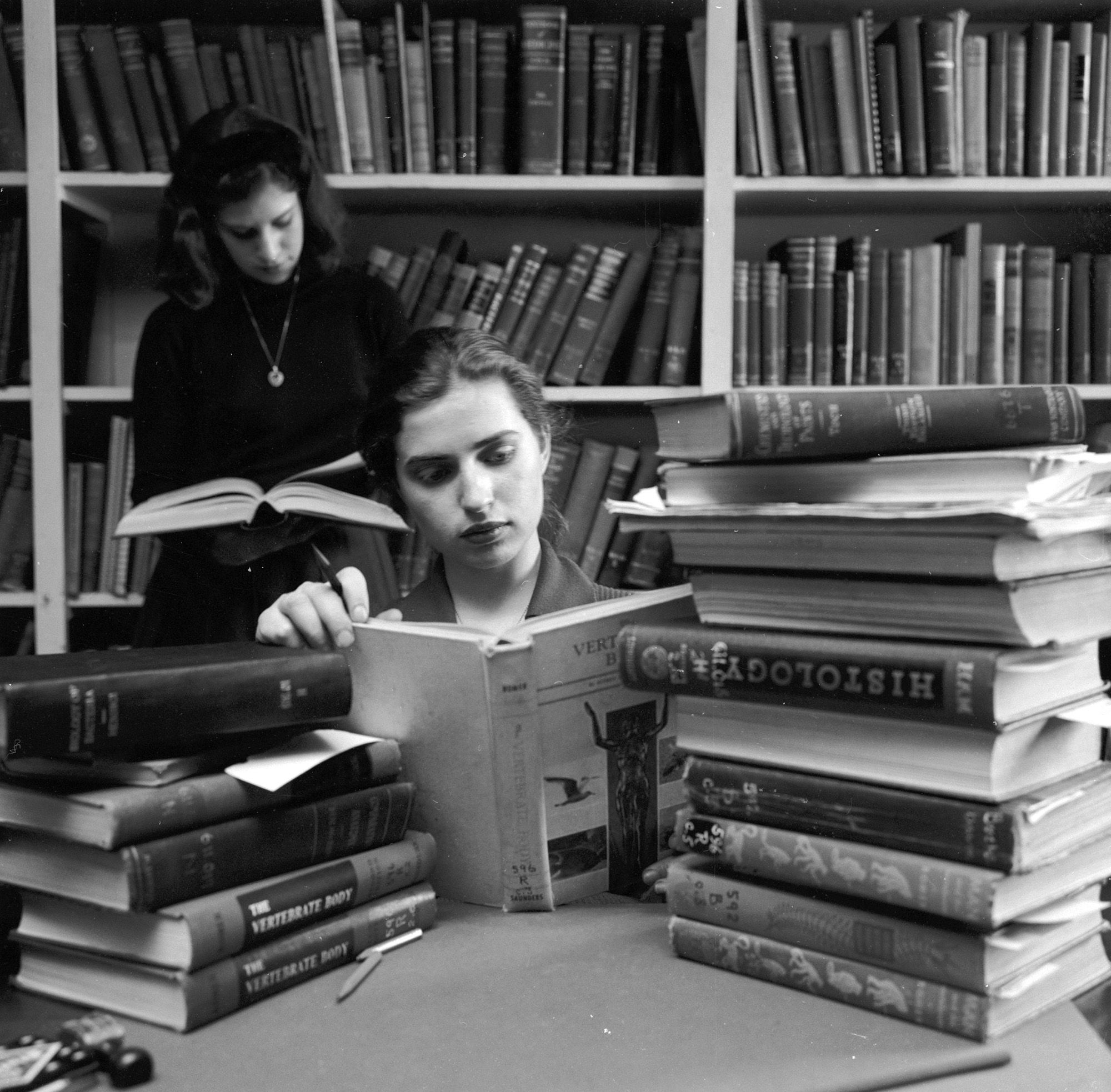 estudiantes con libros, años 60