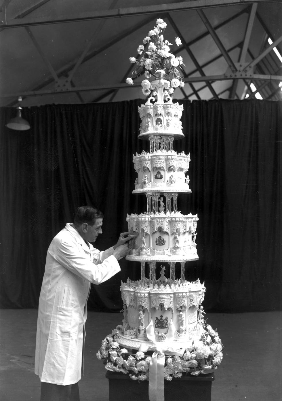 White, Cake, Tree, Architecture, Black-and-white, Sugar paste, Icing, Dessert, Wedding cake, Cake decorating, 