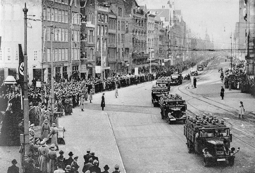 Nazieenheden en tankdivisies rijden rond 1940 in Amsterdam door de straten Op het moment van de Duitse invasie leefden er bijna 160000 Joden in Nederland Minder dan een kwart van hen overleefde de Holocaust