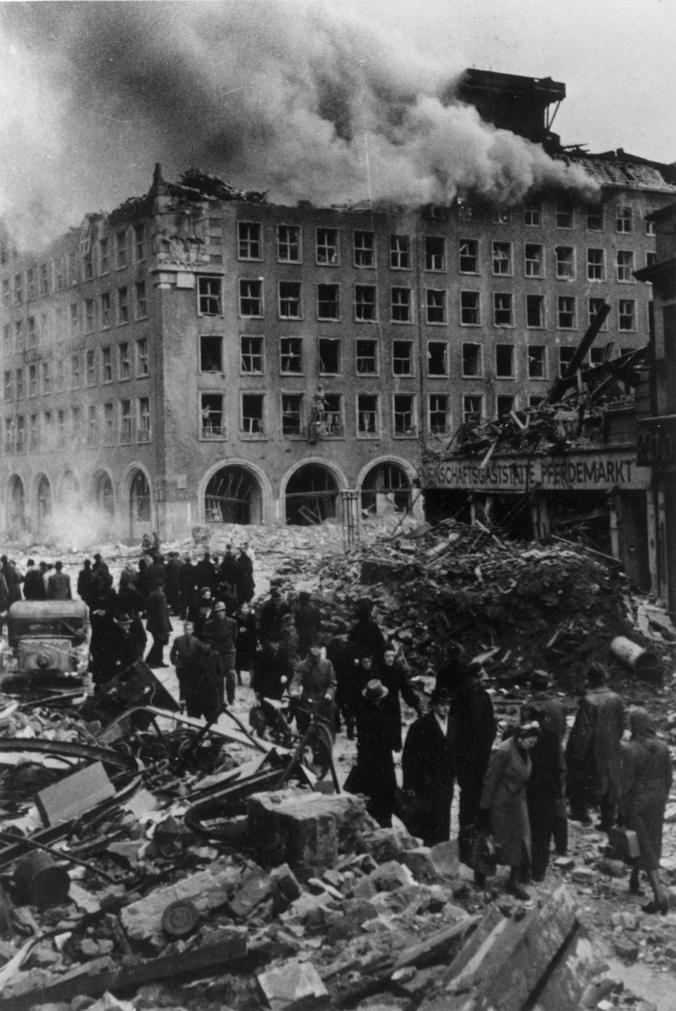 Britse en Amerikaanse planners hadden zich op de aanval op Hamburg voorbereid door de bouwwijze van Duitse woningen te bestuderen en ervoor te zorgen dat de bommen zoveel mogelijk schade zouden aanrichten De stad werd grotendeels met de grond gelijkgemaakt