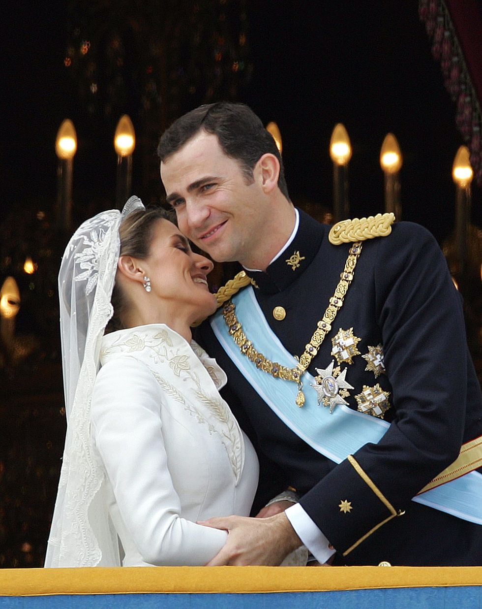 2004年菲利普王子與萊蒂西亞的婚禮，兩人甜蜜相靠。