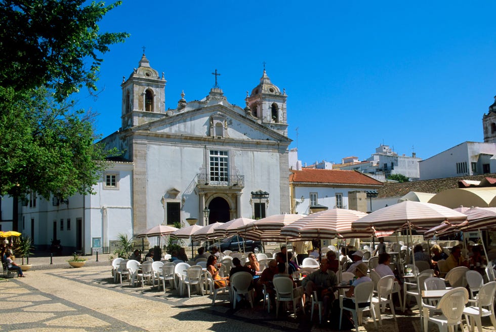 Portogallo 2003/01/01: Portogallo, Algarve, Lagos, bar con tavolini all'aperto e chiesa di Santa Maria (Misericordia). (Foto di Wolfgang Kaehler/Lightrocket tramite Getty Images)