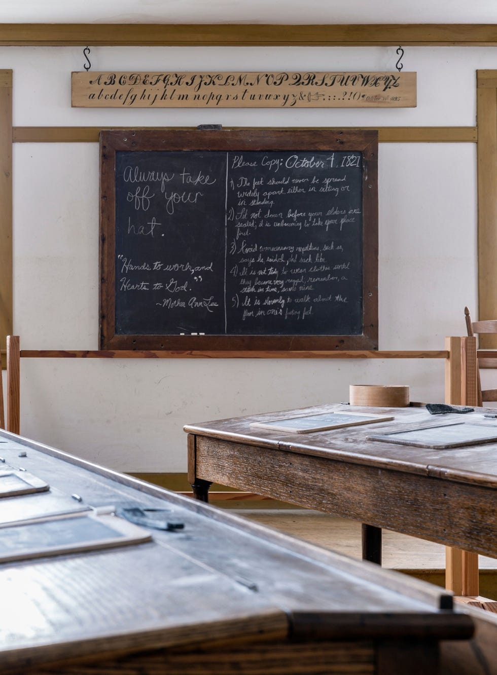 In een replica van een negentiendeeeuws schoolgebouw in het Hancock Shaker Village worden kinderen onderwezen in handenarbeid