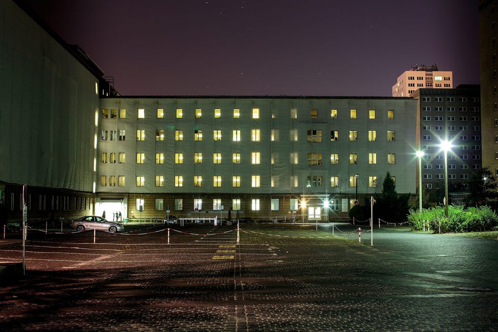 De gebouwen in Berlijn waar het Stasiarchief tot voor kort was ondergebracht werden in 2014 op bijzonder wijze verlicht om de 25e verjaardag van de val van de Berlijnse Muur te gedenken