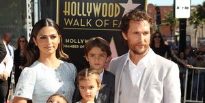 matthew mcconaughey zijn vrouw camila alves mcconaughey en hun drie kinderen bij de hollywood walk of fame in november 2014
