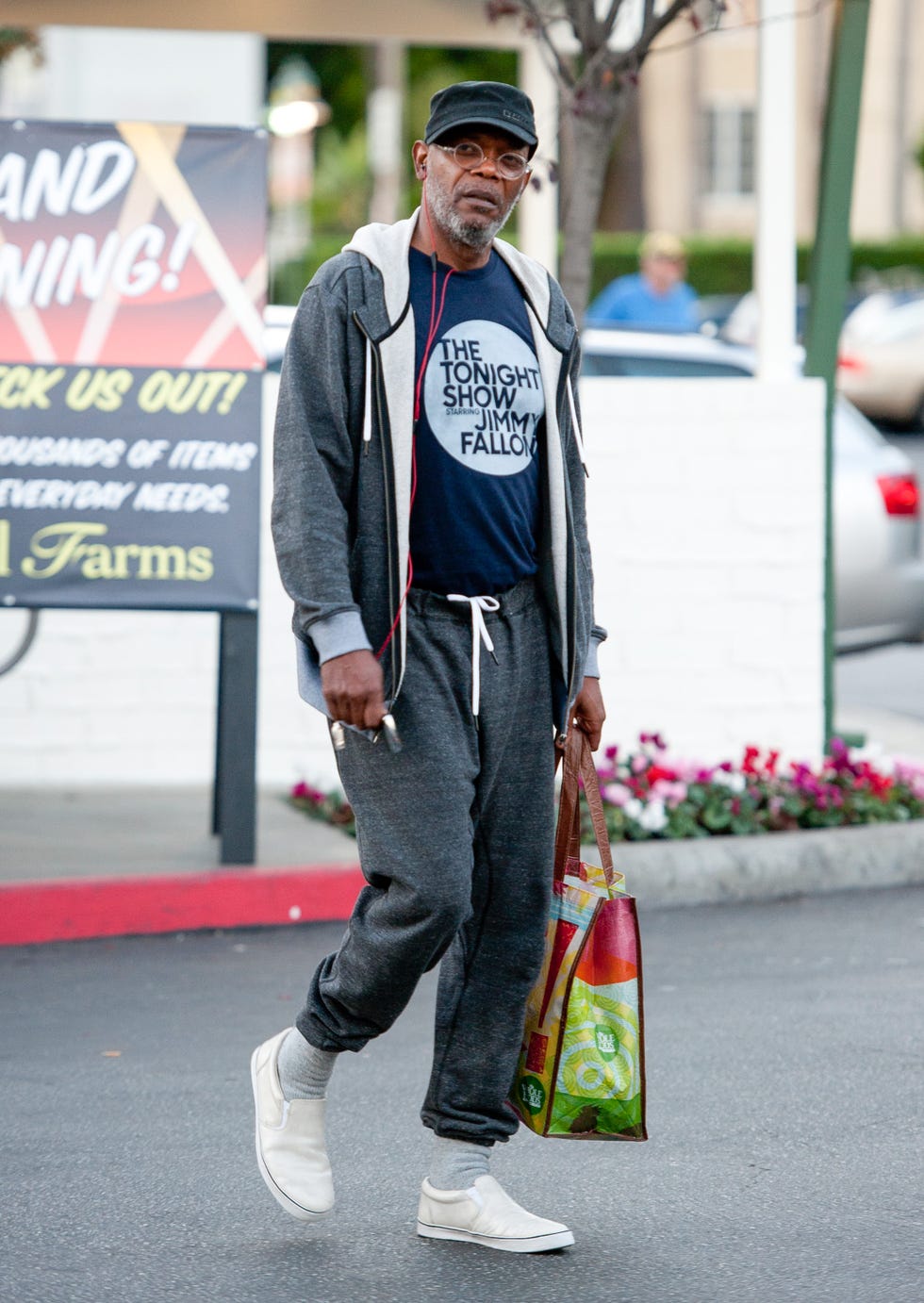 18 Hot Guys Who Remembered a Reusable Bag