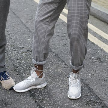 street style dos hombres con zapatillas de deporte