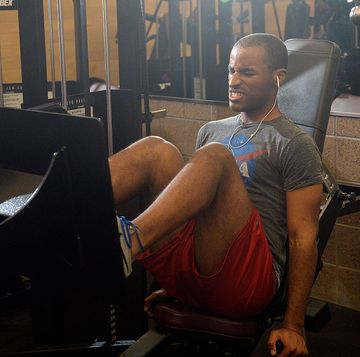 man traint zijn beenspieren in de sportschool op een leg press machine