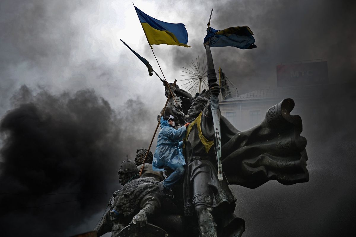 In 2014 spoelde een golf van dodelijk geweld over het Maidan of Onafhankelijkheidsplein in Kiev nadat het Oekraense parlement onder druk van Moskou afzag van een overeenkomst om de banden met de Europese Unie aan te halen Rusland is nog steeds gekant tegen een Oekraense toenadering tot het Westen en lijkt op het punt te staan het buurland binnen te vallen