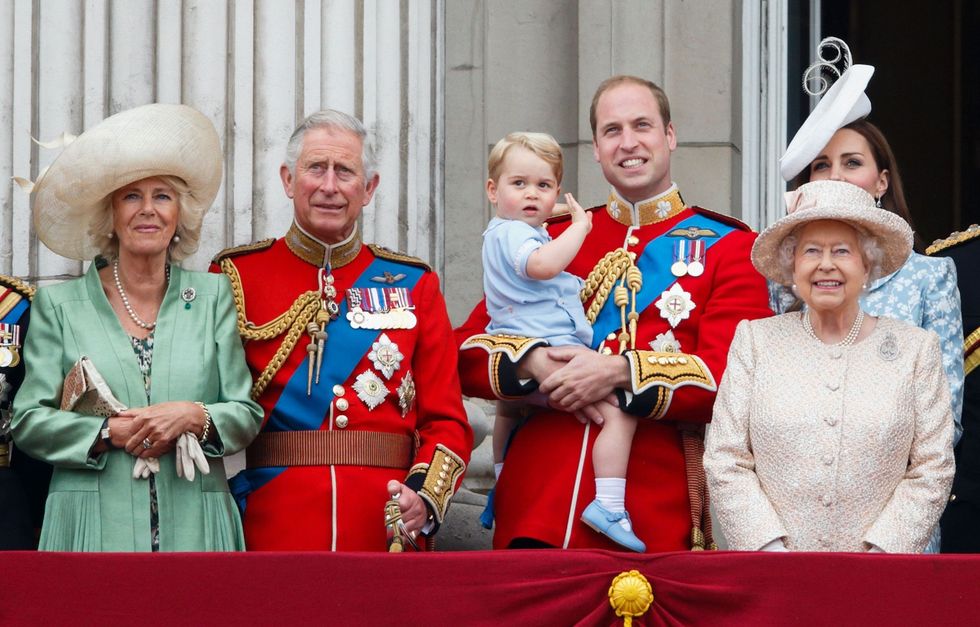 De nieuwe koningingemalin Camilla koning Charles III prins George van Cornwall en Cambridge William prins van Wales Catherine prinses van Wales en wijlen de koningin staan in juni 2015 op het balkon van Buckingham Palace tijdens de jaarlijkse Trooping the Colourceremonie