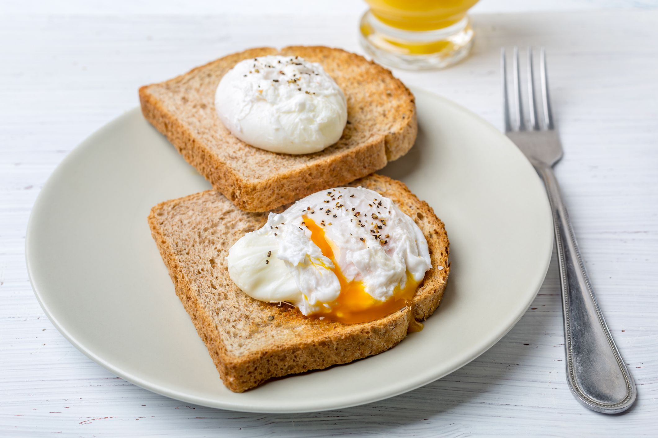 huevos poché sobre tostadas