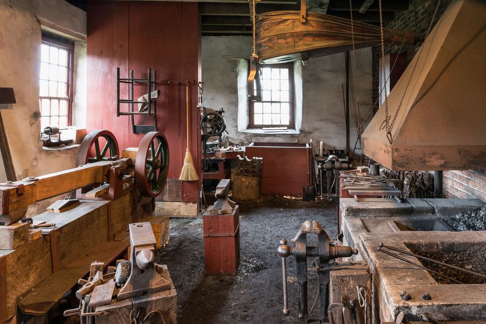In het winkeltje van de oude smidse van het Hancock Shaker Village wordt het houten en metalen gereedschap gexposeerd dat door de gelovigen werd gebruikt om meubels en landbouwwerktuigen te vervaardigen