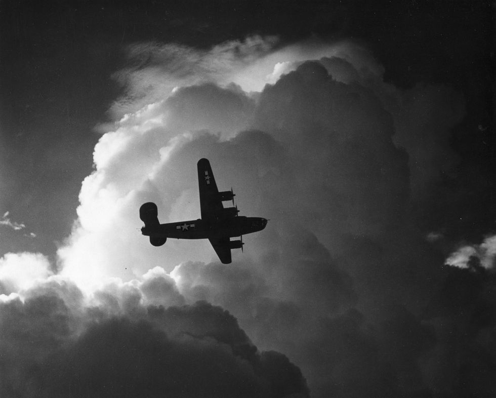 Terwijl de Britse bommenwerpers vooral s nachts vlogen voerden de Amerikaanse bommenwerpers overdag zeer riskante operaties uit In 1943 had een Amerikaanse piloot maar een kans van n op vijf om de 25 missies die hij moest uitvoeren te overleven