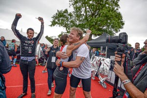 el chef gordon ramsey celebra con su mujer, tara, haber terminado ambos el ironman de staffordshire de 2015