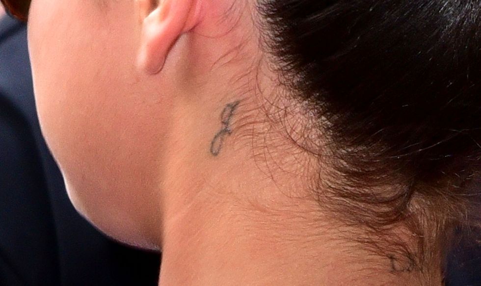 Woman gets a tattoo on her ear to remind people she's deaf in one ear |  Daily Mail Online