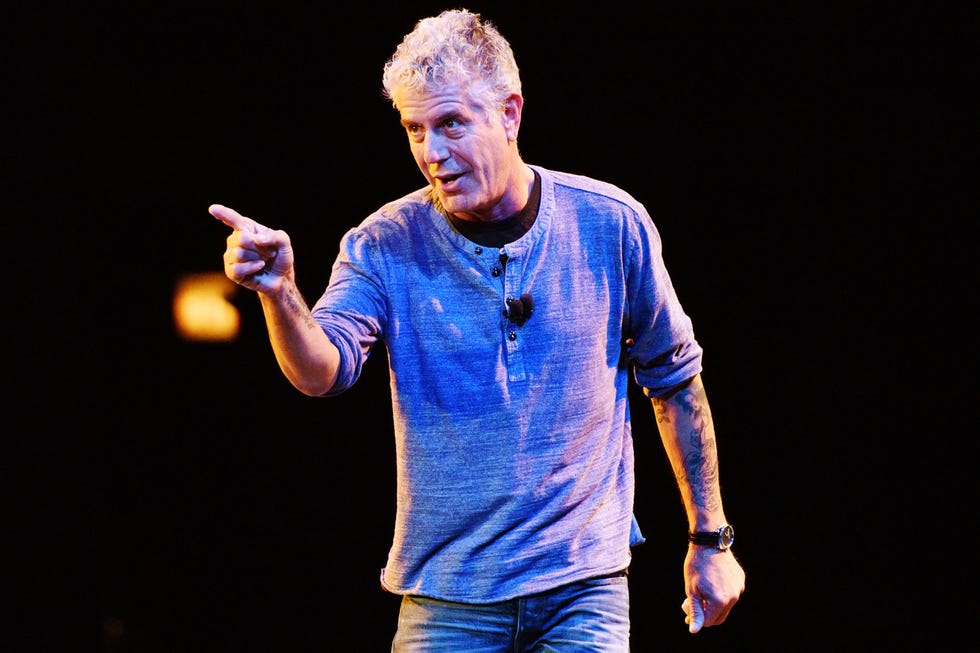 Performance, Entertainment, Performing arts, Yellow, Event, Human, Music artist, Fun, Performance art, Stage, 