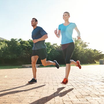 Together on the road to fitness hombre y mujer corriendo