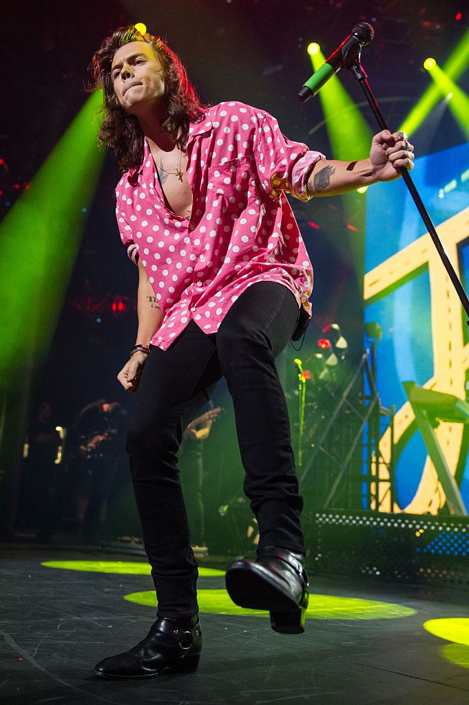 30 Harry Styles Outfits with His Coolest Looks - Outfit Styles