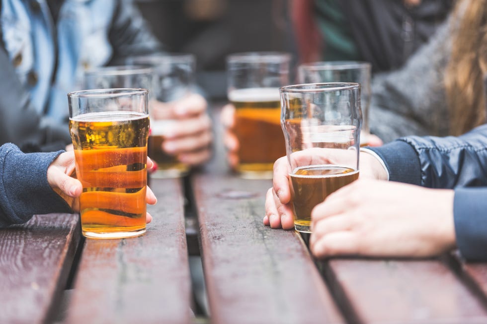 Drink, Alcohol, Alcoholic beverage, Liqueur, Distilled beverage, Beer, Hand, Spritz, Bia hơi, Apéritif, 