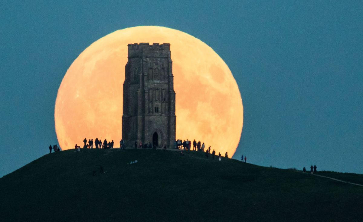 In de buurt van Glastonbury Engeland komt in september 2015 een supermaan op achter de Glastonbury Tor kort daarna begon de totale maansverduistering