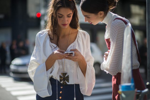 Sleeve, Fashion, Street fashion, Jewellery, Earrings, Necklace, Belt, Brown hair, Fashion design, Ponytail, 