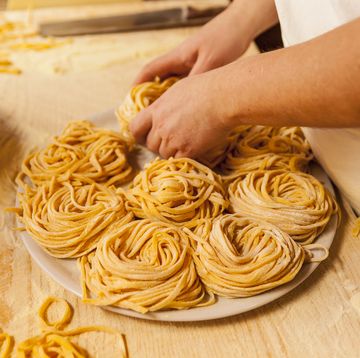 een kok maakt verse pasta in een restaurant in rome