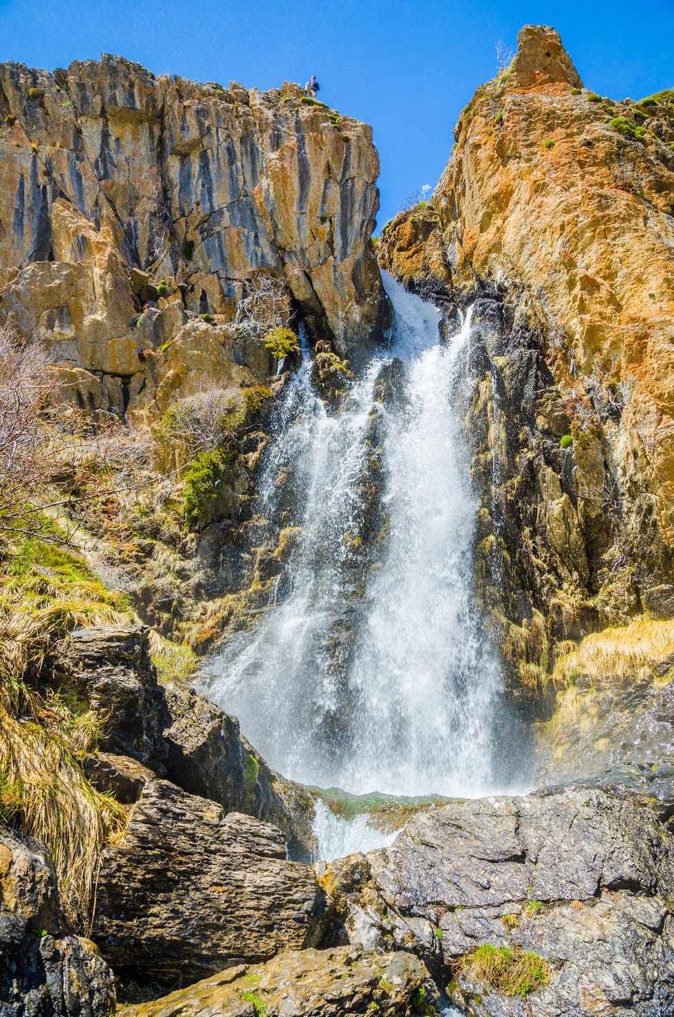 senda de la cascada de mazobre en la montaña palentina