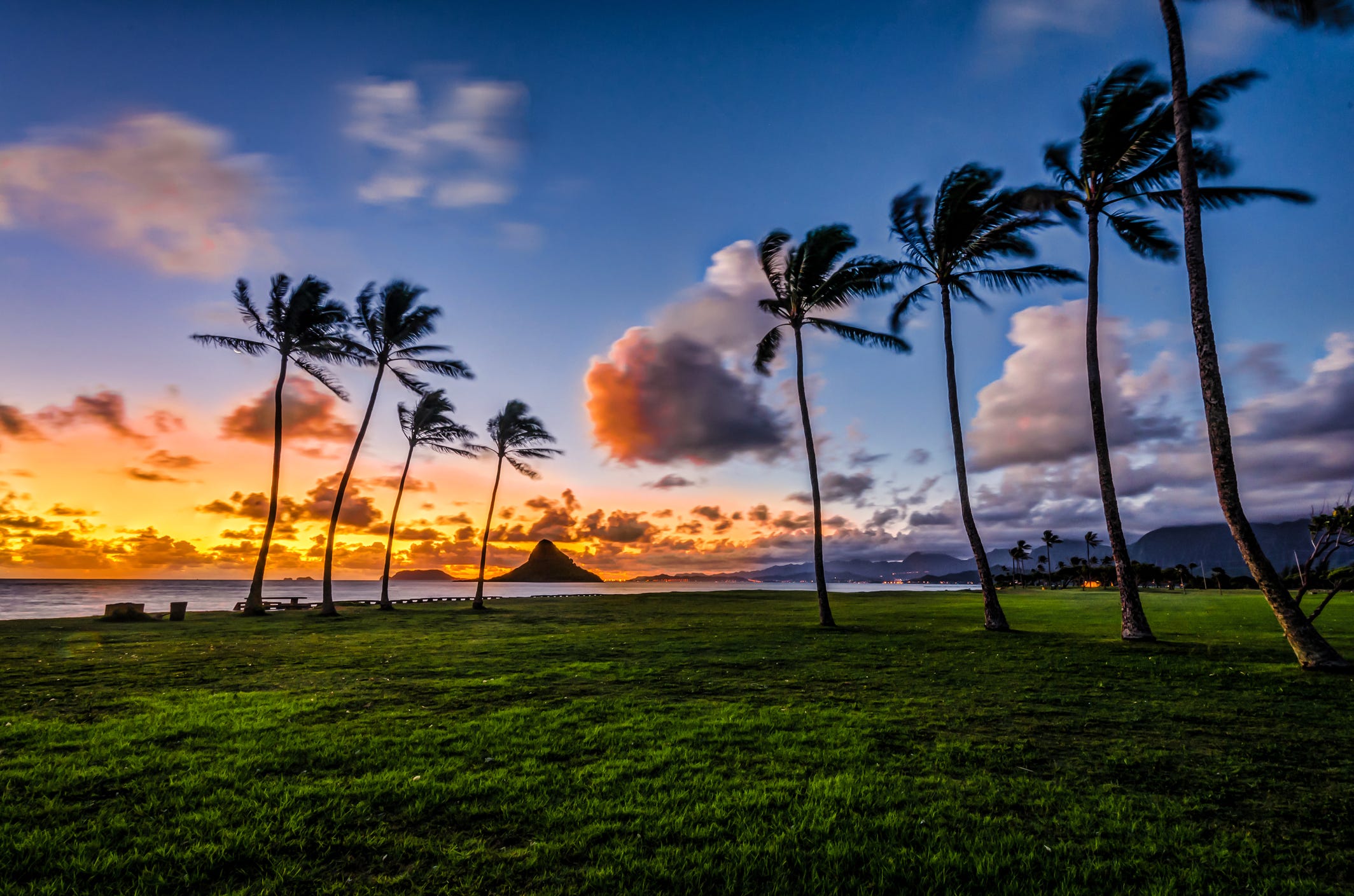 Onda del tramonto alle Hawaii