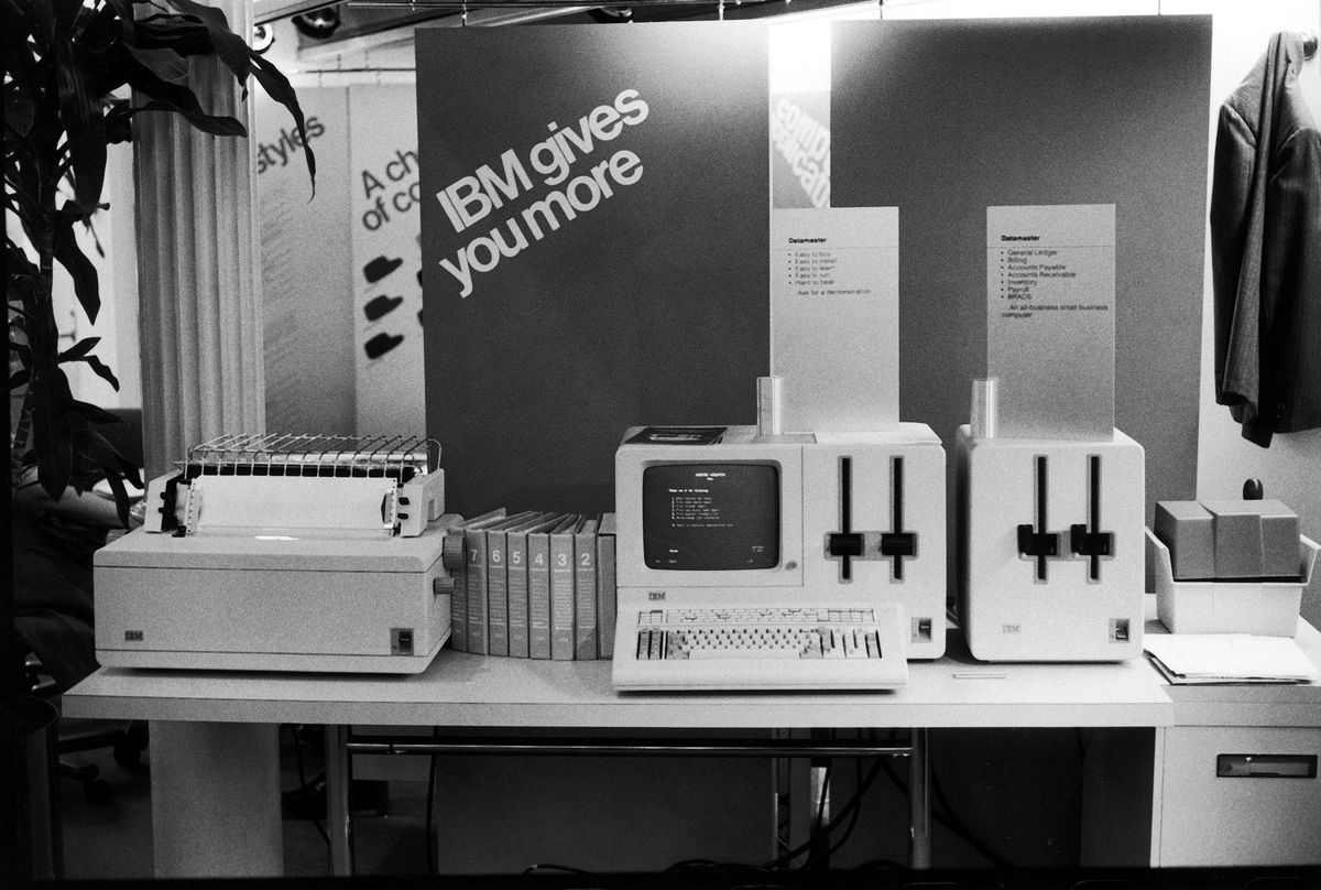 Black-and-white, Electronics, Product, Monochrome, Monochrome photography, Sewing machine, Machine, Home appliance, Photography, Technology, 