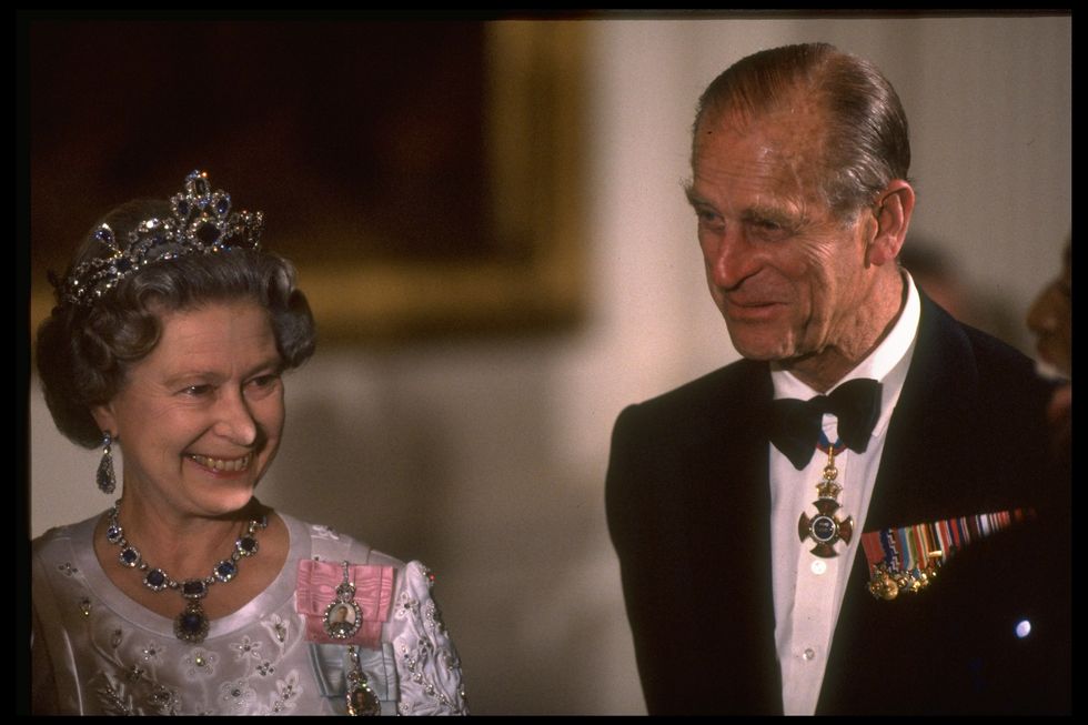 queen elizabeth ii, resplendent in jeweled tiara  sparkling baubles, w prince philip by her side, at wh state dinner in their honor    photo by diana walkergetty images