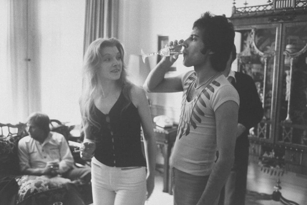 freddie mercury en una fiesta con amigos