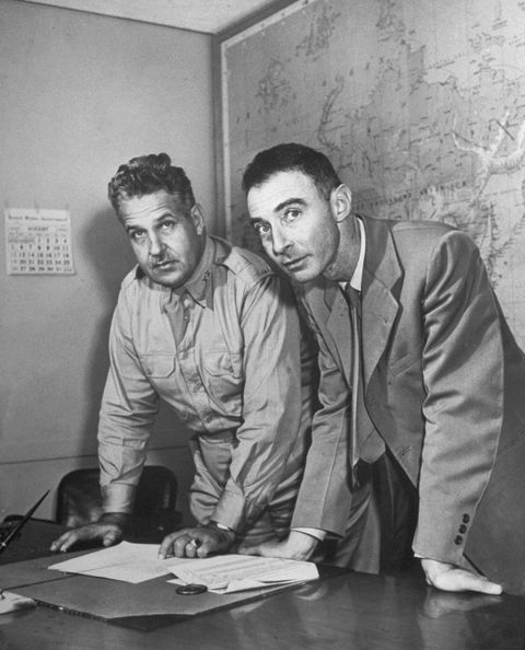レズリー・グローヴス少将（写真左）と、「原爆の父」として知られるロバート・オッペンハイマー（右）。1945年8月、ロスアラモス国立研究所にて。