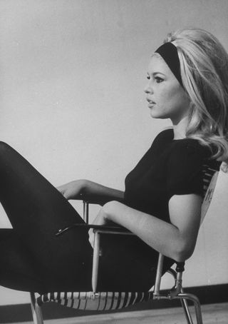Hair, Sitting, Beauty, Hairstyle, Black-and-white, Leg, Standing, Retro style, Blond, Arm, 