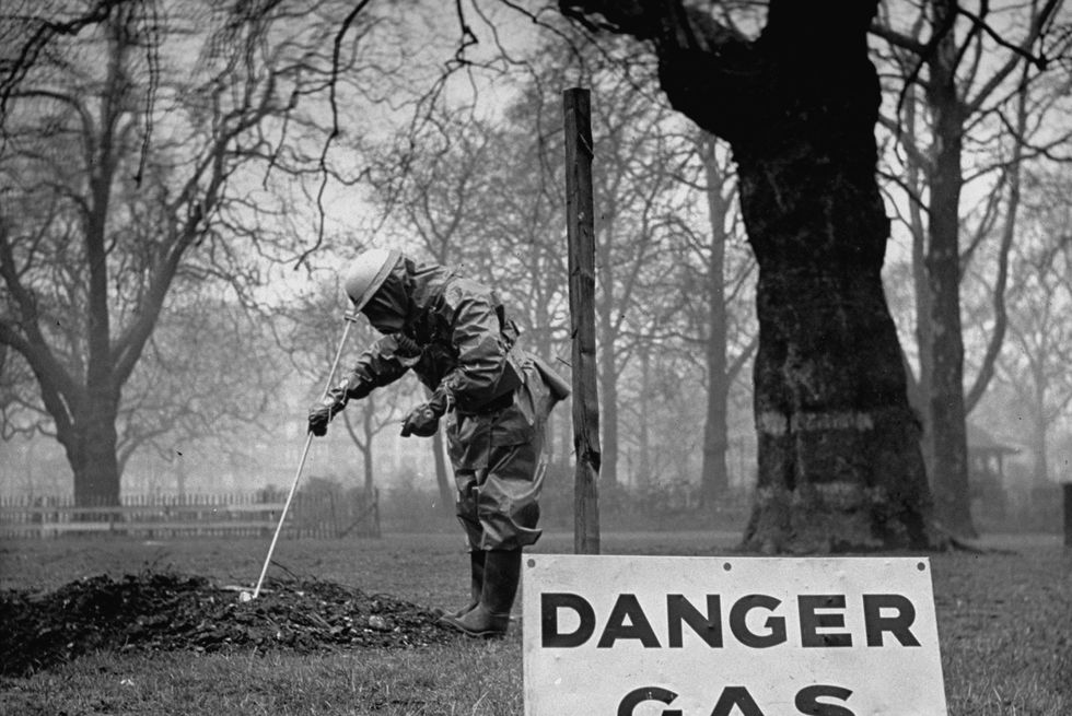 Αξιωματικός αναγνώρισης αερίου δοκιμάζει με ραβδί για χρωματική αντίδραση σε χαρτί ανιχνευτή στον κρατήρα βόμβας στο πάρκο του Λονδίνου κατά τη διάρκεια πιθανών προετοιμασιών επίθεσης κατά τη διάρκεια του wwii φωτογραφία από τον hans wildthe life συλλογή εικόνων μέσω εικόνων Getty