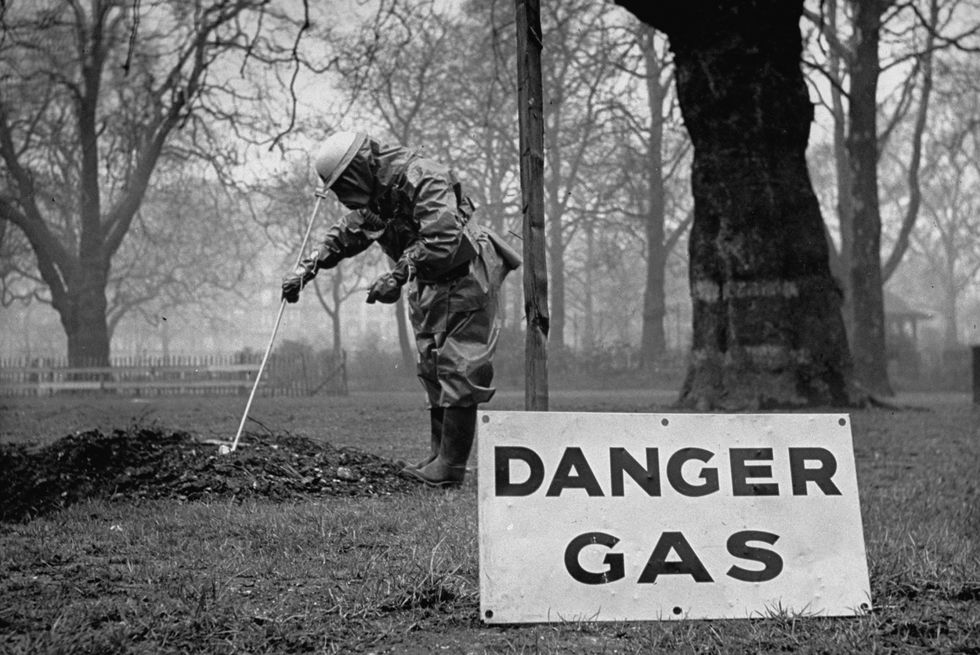 Αξιωματικός αναγνώρισης αερίου δοκιμάζει με ραβδί για χρωματική αντίδραση σε χαρτί ανιχνευτή στον κρατήρα βόμβας στο πάρκο του Λονδίνου κατά τη διάρκεια πιθανών προετοιμασιών επίθεσης κατά τη διάρκεια του wwii φωτογραφία από τον hans wildthe life συλλογή εικόνων μέσω εικόνων Getty